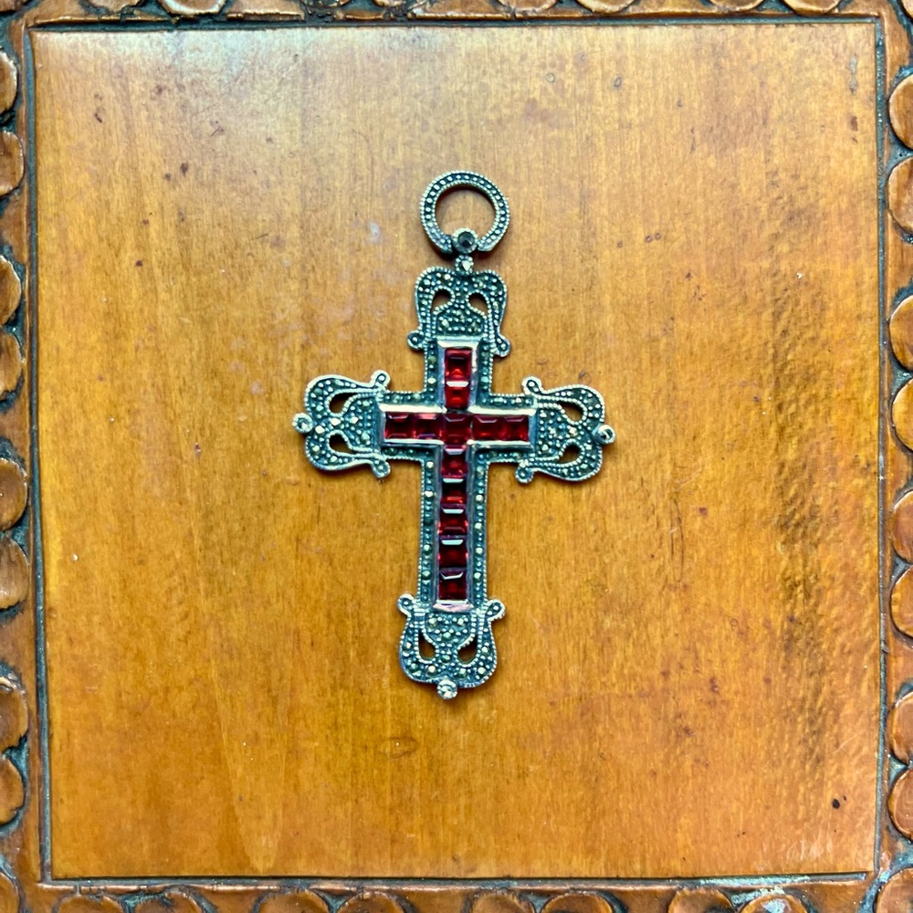 ❤️Vintage Gothic 925 Silver Cross Pendant – Red Stones & Ornate Detail